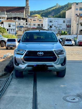 TOYOTA HILUX 2.8 D-4D TURBO DIESEL CD SRX 4X4 AUTOMÁTICO